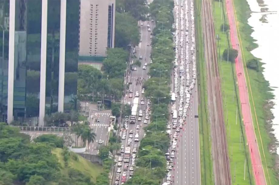 Viaduto cede na Marginal Pinheiros, altura do Parque Villa Lobos