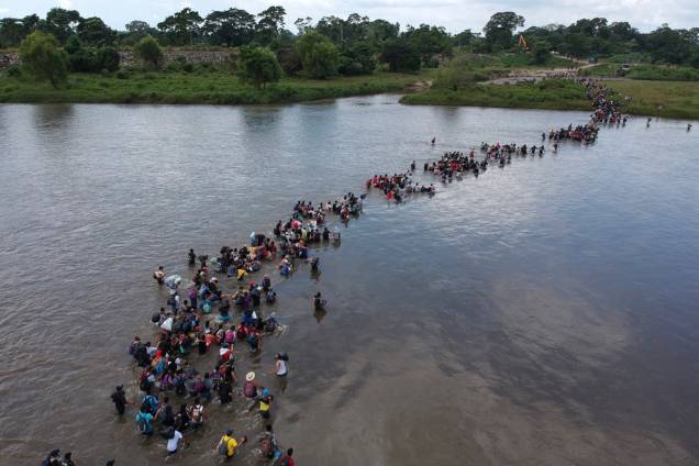 Imigrantes de El Salvador atravessam o Rio Suchiate, na fronteira de México e Guatemala, durante a caravana que tem como destino os Estados Unidos - 02/11/2018 Imigrantes de El Salvador atravessam o Rio Suchiate, na fronteira de México e Guatemala, durante a caravana que tem como destino os Estados Unidos - 02/11/2018