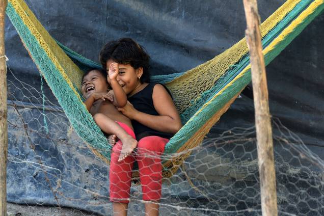 A hondurenha Loani Nicole, de 8 anos de idade, brinca com sua irmã Madelin Melissa, de 2 anos, na casa de seu avô em Tegucigalpa, Honduras, após sua mãe embarcar para participar da caravana de imigrantes - 24/11/2018 A hondurenha Loani Nicole, de 8 anos de idade, brinca com sua irmã Madelin Melissa, de 2 anos, na casa de seu avô em Tegucigalpa, Honduras, após sua mãe embarcar para participar da caravana de imigrantes - 24/11/2018