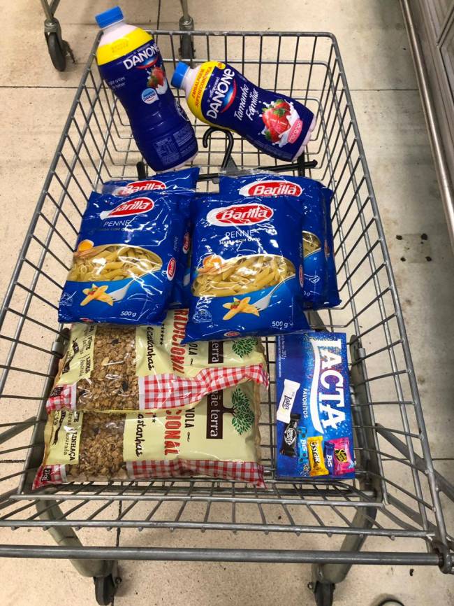 Carrinho de compras em um supermercado durante a Black Friday Black Friday