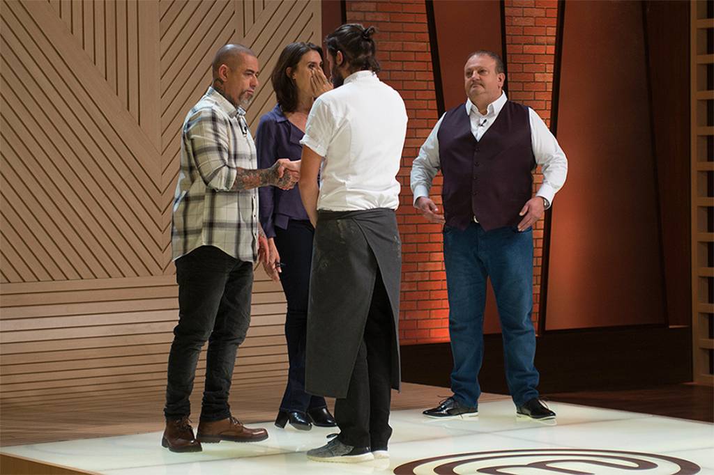 Paola Paola cai em prantos após a eliminação de André