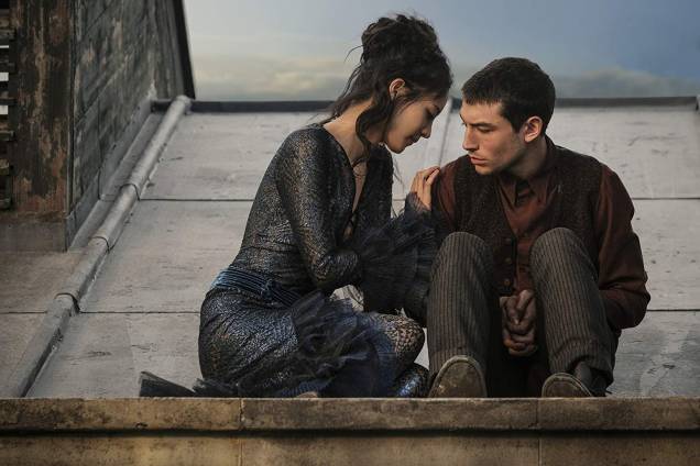 Claudia Kim e Ezra Miller em Animais Fantásticos: Os Crimes de Grindelwald Claudia Kim e Ezra Miller em Animais Fantásticos: Os Crimes de Grindelwald