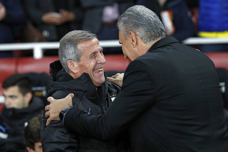 Oscar Tabarez e Tite, técnicos do Uruguai e da Seleção Brasileira, se cumprimentam antes de partida amistosa em Londres - 16/11/2018 Oscar Tabarez e Tite, técnicos do Uruguai e da Seleção Brasileira, se cumprimentam antes de partida amistosa em Londres - 16/11/2018