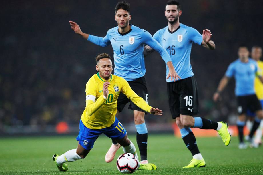 Neymar é derrubado por Rodrigo Bentancur, durante partida amistosa entre Brasil e Uruguai, realizada em Londres - 16/11/2018 Neymar é derrubado por Rodrigo Bentancur, durante partida amistosa entre Brasil e Uruguai, realizada em Londres - 16/11/2018