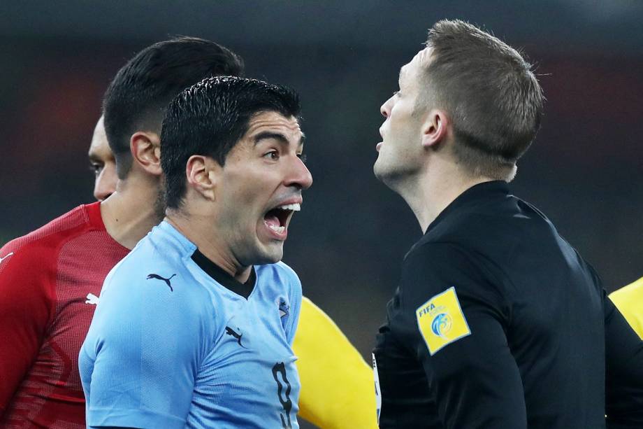 Luis Suarez discute com o árbitro Craig Pawson após ser marcado pênalti a favor da Seleção Brasileira - 16/11/2018