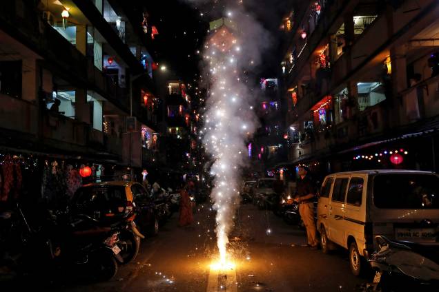 Uma pilha de fogos de artifício estoura durante as comemorações de ano novo hindu do festival Diwali, em Mumbai, na Índia - 07/11/2018 Uma pilha de fogos de artifício estoura durante as comemorações de ano novo hindu do festival Diwali, em Mumbai, na Índia - 07/11/2018