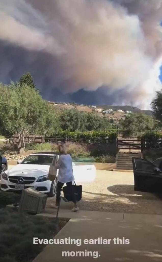 Lady Gaga filma o momento em que vê a enorme nuvem de fumaça durante a evacuação de sua casa Lady Gaga filma o momento em que vê a enorme nuvem de fumaça durante a evacuação de sua casa