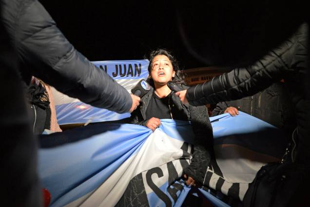 Familiar de um dos membros da tripulação do submarino ARA San Juan fala com a imprensa na Argentina - 17/11/2018 Familiar de um dos membros da tripulação do submarino ARA San Juan fala com a imprensa na Argentina - 17/11/2018