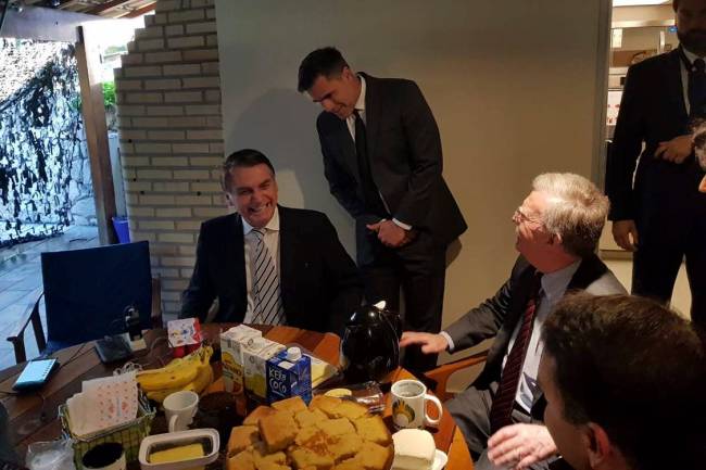 Jair Bolsonaro se encontra com o Conselheiro de Segurança Nacional dos EUA, John Bolton Em novembro de 2018, John Bolton desembarcou no Rio para conversar com o recém-eleito Jair Bolsonaro. Na reunião apresentou o convite de Truimp para visita a Washington e confirmou a adesão do futuro governo brasileiro ao plano para derrubar o ditador venezuelano Nicolás Maduro —