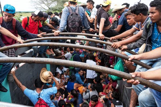 Imigrantes da América Central pegam carona em caminhão rumo à cidade de Puebla, no México - 03/11/2018 Imigrantes da América Central pegam carona em caminhão rumo à cidade de Puebla, no México - 03/11/2018