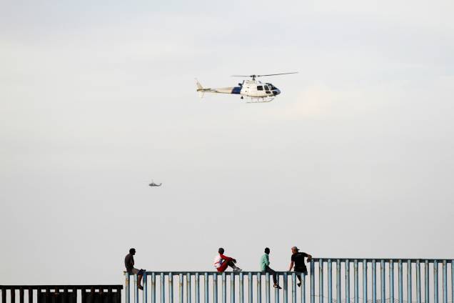 Helicópteros americanos realizam patrulha após os primeiros imigrantes chegarem na fronteira entre o México e os Estados Unidos - 13/11/2018 Helicópteros americanos realizam patrulha após os primeiros imigrantes chegarem na fronteira entre o México e os Estados Unidos - 13/11/2018