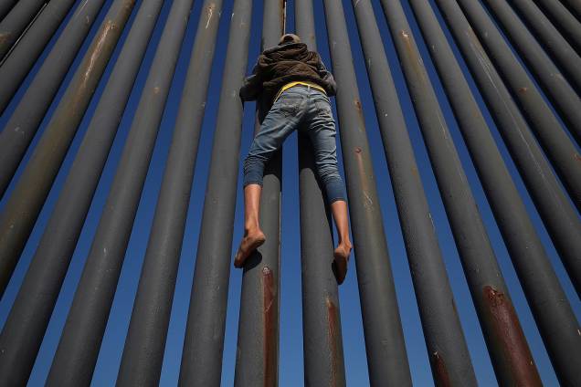 Migrante tenta atravessar a fronteira entre o México e os Estados Unidos, na cidade de Tijuana - 18/11/2018 Migrante tenta atravessar a fronteira entre o México e os Estados Unidos, na cidade de Tijuana - 18/11/2018