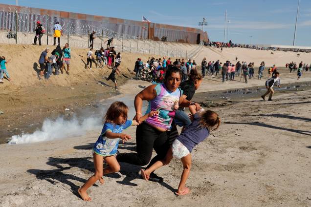 Família de migrantes se dispersam de confronto com policiais, na tentativa de atravessar a fronteira entre o México e os Estados Unidos, na cidade de Tijuana - 25/11/2018 Família de migrantes se dispersam de confronto com policiais, na tentativa de atravessar a fronteira entre o México e os Estados Unidos, na cidade de Tijuana - 25/11/2018