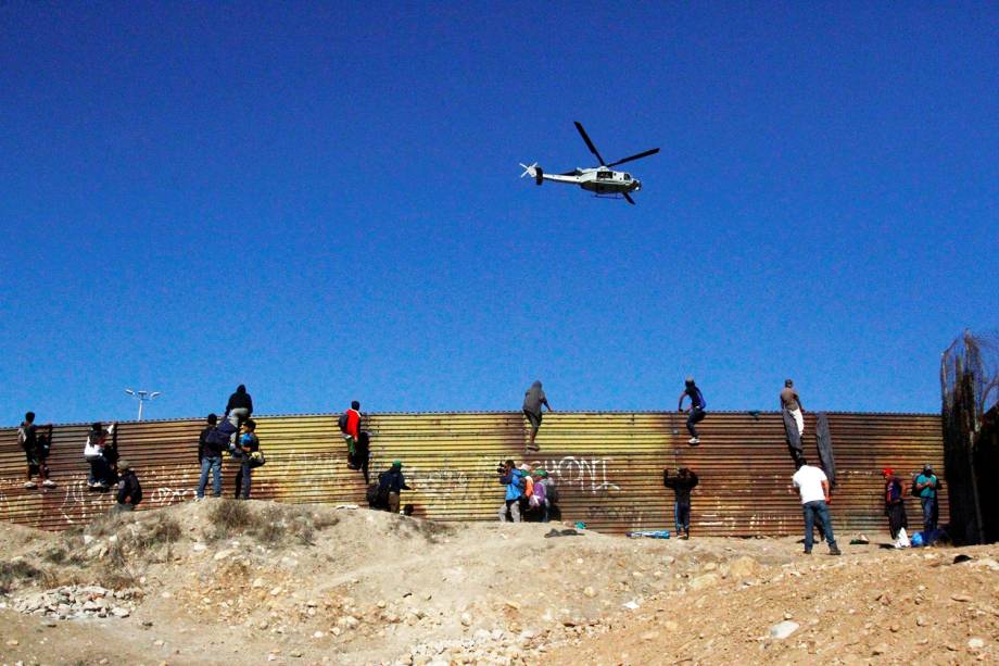 Helicóptero americano sobrevoa a fronteira entre o México e os Estados Unidos, na cidade de Tijuana - 25/11/2018