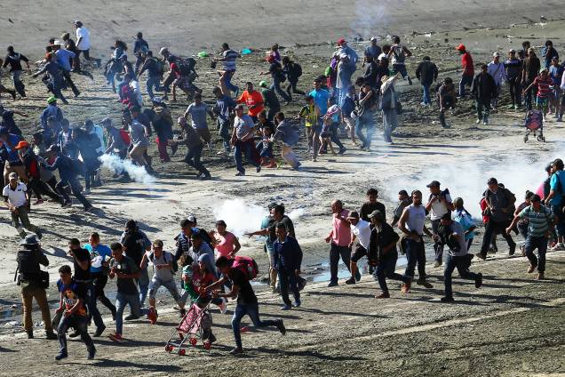 Migrantes entram em confronto com policiais após tentarem atravessar a fronteira entre o México e os Estados Unidos, na cidade de Tijuana - 25/11/2018 Migrantes entram em confronto com policiais após tentarem atravessar a fronteira entre o México e os Estados Unidos, na cidade de Tijuana - 25/11/2018