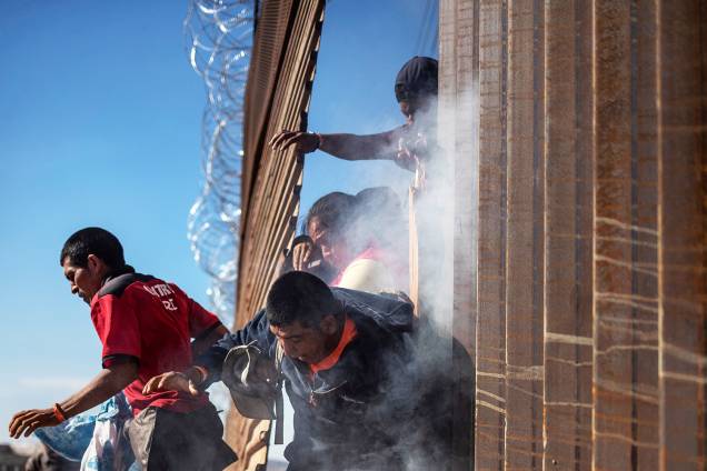Migrantes tentam atravessar a fronteira entre o México e os Estados Unidos - 25/11/2018 Migrantes tentam atravessar a fronteira entre o México e os Estados Unidos - 25/11/2018