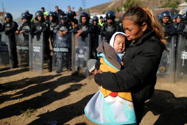 Rosa Villa, de 30 anos, carrega seu filho de cinco meses de idade na fronteira entre o México e os Estados Unidos, na cidade de Tijuana - 25/11/2018 Rosa Villa, de 30 anos, carrega seu filho de cinco meses de idade na fronteira entre o México e os Estados Unidos, na cidade de Tijuana - 25/11/2018