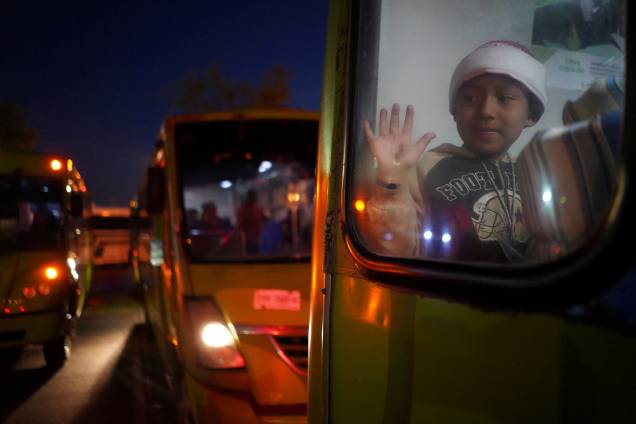 Criança é vista na janela de ônibus, juntamente com caravana de migrantes da América Central, com destino a cidade de Guadalajara, no México - 13/11/2018 Criança é vista na janela de ônibus, juntamente com caravana de migrantes da América Central, com destino a cidade de Guadalajara, no México - 13/11/2018