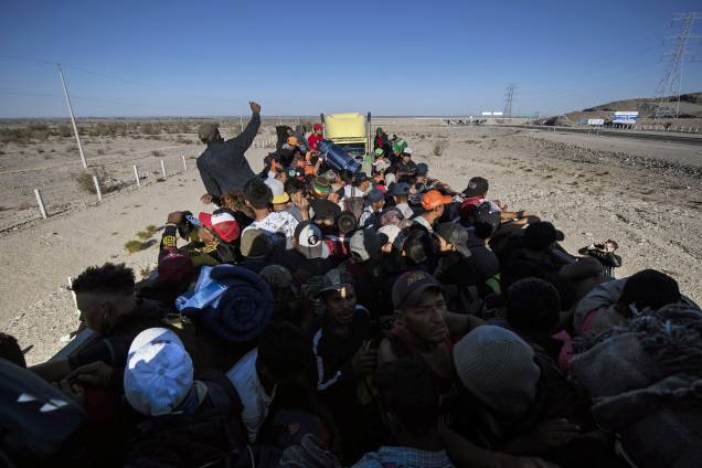 Imigrantes da América Central, principalmente hondurenhos, que se deslocam em uma caravana em direção aos Estados Unidos na esperança de uma vida melhor, seguem para Tijuana no estado de Baja California, México - 19/11/2018 Imigrantes da América Central, principalmente hondurenhos, que se deslocam em uma caravana em direção aos Estados Unidos na esperança de uma vida melhor, seguem para Tijuana no estado de Baja California, México - 19/11/2018