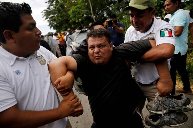 Imigrante de El Salvador, parte da caravana que tenta chegar aos Estados Unidos é detido por entrar ilegalmente no país durante uma operação da polícia mexicana, em Metapa - 21/11/2018 Imigrante de El Salvador, parte da caravana que tenta chegar aos Estados Unidos é detido por entrar ilegalmente no país durante uma operação da polícia mexicana, em Metapa - 21/11/2018