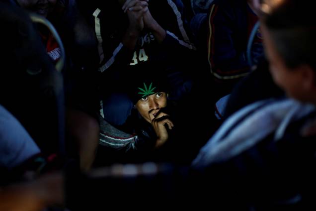 Imigrante, parte da caravana que viajam da América Central a caminho dos Estados Unidos, senta-se no andar de um ônibus a caminho de Mexicali, em Navojoa, México - 17/11/2018 Imigrante, parte da caravana que viajam da América Central a caminho dos Estados Unidos, senta-se no andar de um ônibus a caminho de Mexicali, em Navojoa, México - 17/11/2018