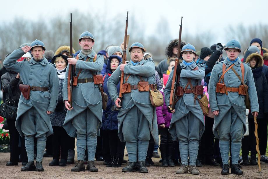 Militares vestem roupas de soldados franceses de época, durante as comemorações do centenário do fim da Guerra Mundial, na Tsarskoe Selo - antiga residência imperial russa - na cidade de São Petersubrgo - 11/11/2018