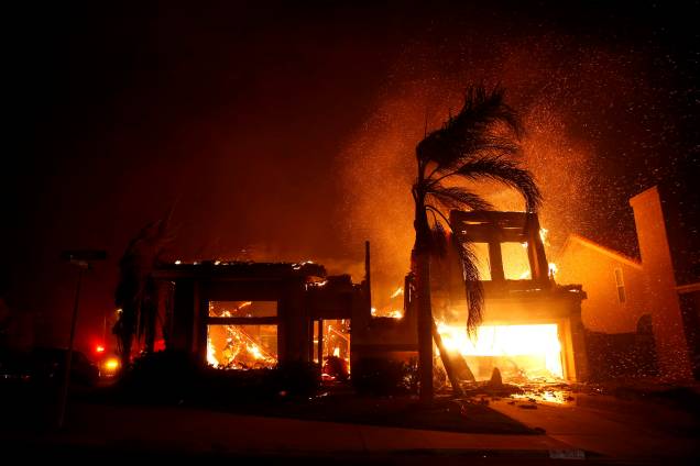 Uma casa em chamas é vista durante um incêndio florestal em Thousand Oaks, na Califórnia - 09/11/2018 Uma casa em chamas é vista durante um incêndio florestal em Thousand Oaks, na Califórnia - 09/11/2018