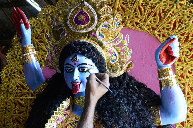 Artista indiano dá os retoques finais em imagem da deusa Kali, em uma oficina às vésperas do festival Diwali, na cidade de Hyderabad - 05/11/2018 Artista indiano dá os retoques finais em imagem da deusa Kali, em uma oficina às vésperas do festival Diwali, na cidade de Hyderabad - 05/11/2018