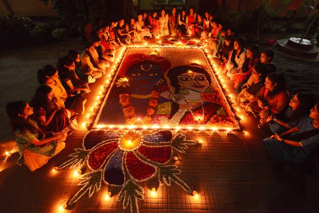 Meninas indianas acendem lâmpadas de barro em um "Rangoli" como eles celebram Diwali, o Festival das luzes, na cidade de Guwahati - 06/11/2018 Meninas indianas acendem lâmpadas de barro em um "Rangoli" como eles celebram Diwali, o Festival das luzes, na cidade de Guwahati - 06/11/2018
