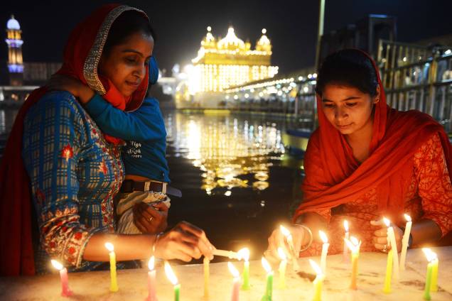 Devotas indianas acendem velas às vésperas do festival Diwali, conhecido como o 'Festival das Luzes', no Templo Dourado, em Amritsar - 06/11/2018 Devotas indianas acendem velas às vésperas do festival Diwali, conhecido como o 'Festival das Luzes', no Templo Dourado, em Amritsar - 06/11/2018