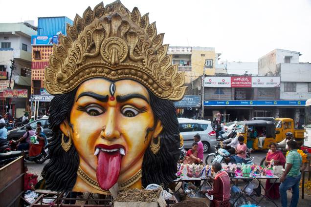 Devotos compram imagens da deusa Lakshmi , próximos de uma imagem gigante da deusa hindu Kali, utilizada para procissões religiosas, às vésperas do festival Diwali, na cidade indiana de Hyderabad - 06/11/2018 Devotos compram imagens da deusa Lakshmi , próximos de uma imagem gigante da deusa hindu Kali, utilizada para procissões religiosas, às vésperas do festival Diwali, na cidade indiana de Hyderabad - 06/11/2018