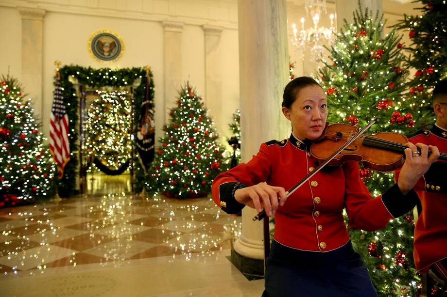 Membro da banda da marinha toca violino durante a visita da imprensa para conferir a decoração de Natal da Casa Branca em Washington, Estados Unidos - 26/11/2018