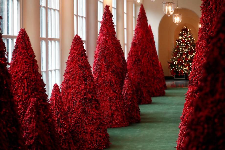 Árvores feitas com red berries são alinhadas na East Colonnade na Casa Branca em Washington, Estados Unidos - 26/11/2018