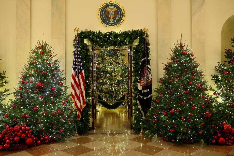 Parte da árvore de Natal oficial da Casa Branca pode ser vista no Grand Foyer na Casa Branca em Washington, Estados Unidos - 26/11/2018