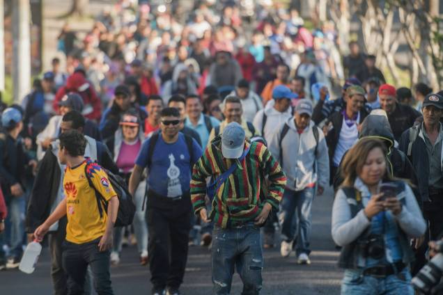 Migrantes salvadorenhos caminham rumo aos Estados Unidos, na quarta caravana da América Central que partiu em direção à fronteira americana - 18/11/2018 Migrantes salvadorenhos caminham rumo aos Estados Unidos, na quarta caravana da América Central que partiu em direção à fronteira americana - 18/11/2018