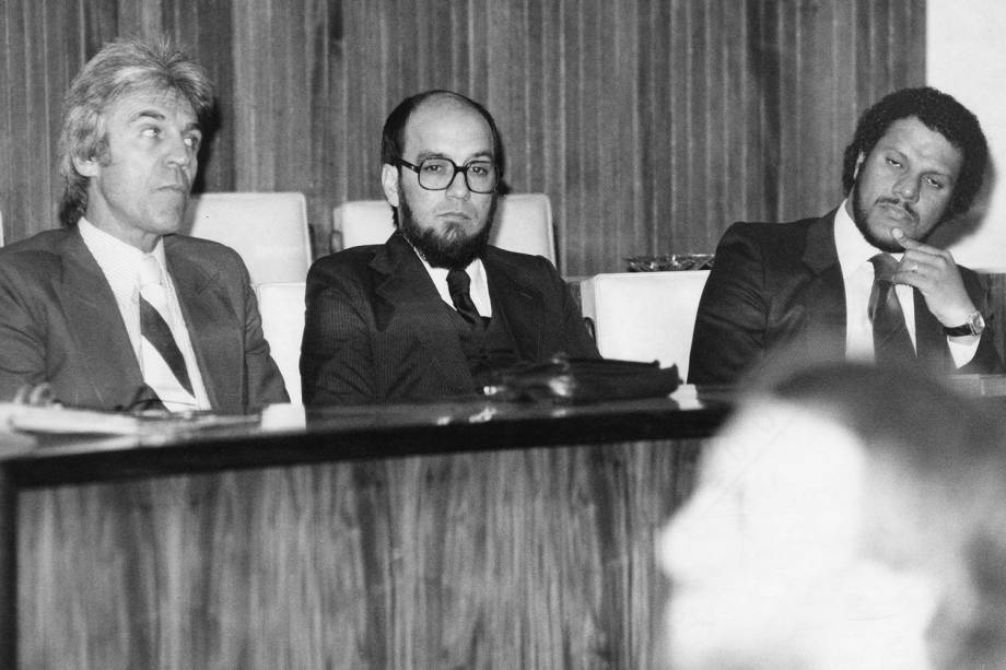 Depoimento do delegado Pedro Seelig, principal suspeito do sequestro dos uruguaios Lilián Celiberti e Universindo Díaz: João Augusto da Rosa "Irno" (de óculos), e o investigador do DOPS gaúcho Orandir Portassi Lucas "Didi Pedalada", reconhecido como um dos sequestradores que mantiveram Lilián presa em seu apartamento - 01/06/1980 Depoimento do delegado Pedro Seelig, principal suspeito do sequestro dos uruguaios Lilián Celiberti e Universindo Díaz: João Augusto da Rosa "Irno" (de óculos), e o investigador do DOPS gaúcho Orandir Portassi Lucas "Didi Pedalada", reconhecido como um dos sequestradores que mantiveram Lilián presa em seu apartamento - 01/06/1980