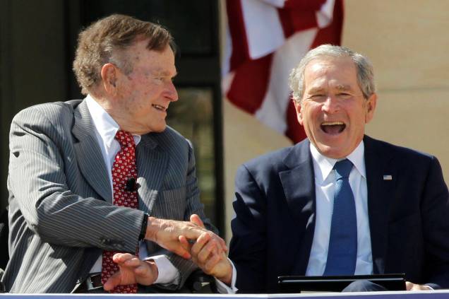 Pai e filho, ambos ex-presidentes dos EUA, George H.W. Bush (esquerda) e George W. Bush cumprimentam-se pela dedicação ao Centro Presidencial George W. Bush no campus da Southern Methodist University em Dallas, no Texas - 25/04/2013 Pai e filho, ambos ex-presidentes dos EUA, George H.W. Bush (esquerda) e George W. Bush cumprimentam-se pela dedicação ao Centro Presidencial George W. Bush no campus da Southern Methodist University em Dallas, no Texas - 25/04/2013