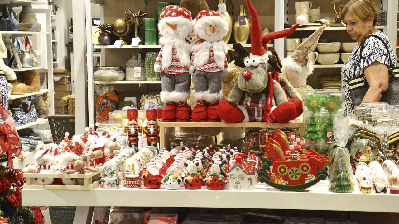 VERMELHO SÓ NO ENFEITE - Loja com artigos de Natal em Salvador: as vendas em shoppings cresceram 5,5% no país