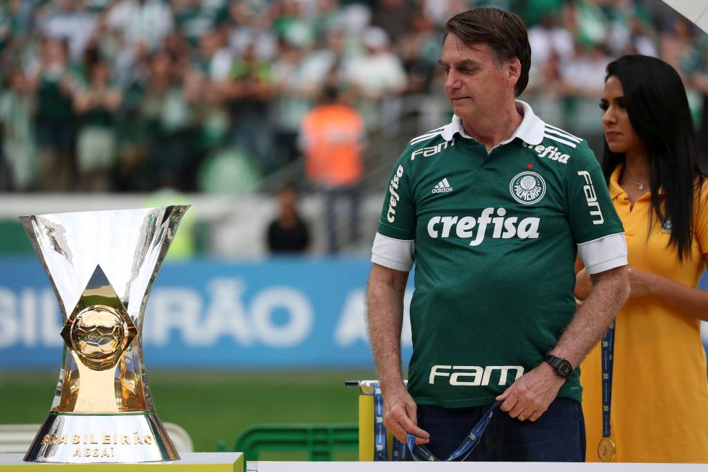 Jair Bolsonaro e a taça do Campeonato Brasileiro Jair Bolsonaro e a taça do Campeonato Brasileiro