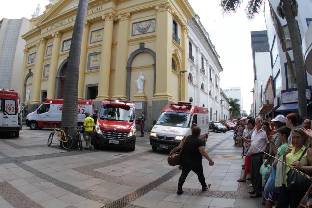 Ambulâncias ficam posicionadas para o atendimento às vítimas de um ataque a tiros na Catedral Metropolitana de Campinas (SP) - 11/12/2018 Ambulâncias ficam posicionadas para o atendimento às vítimas de um ataque a tiros na Catedral Metropolitana de Campinas (SP) - 11/12/2018