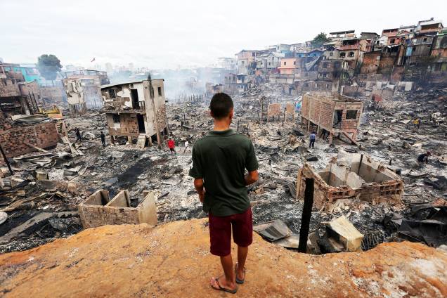 Morador observa destruição causada por incêndio de grandes proporções, que atingiu o bairro de Educandos, zona sul de Manaus (AM) - 18/12/2018 Morador observa destruição causada por incêndio de grandes proporções, que atingiu o bairro de Educandos, zona sul de Manaus (AM) - 18/12/2018