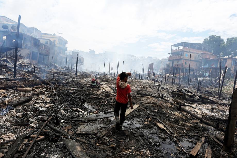 Morador observa destruição causada por incêndio de grandes proporções, que atingiu o bairro de Educandos, zona sul de Manaus (AM) - 18/12/2018