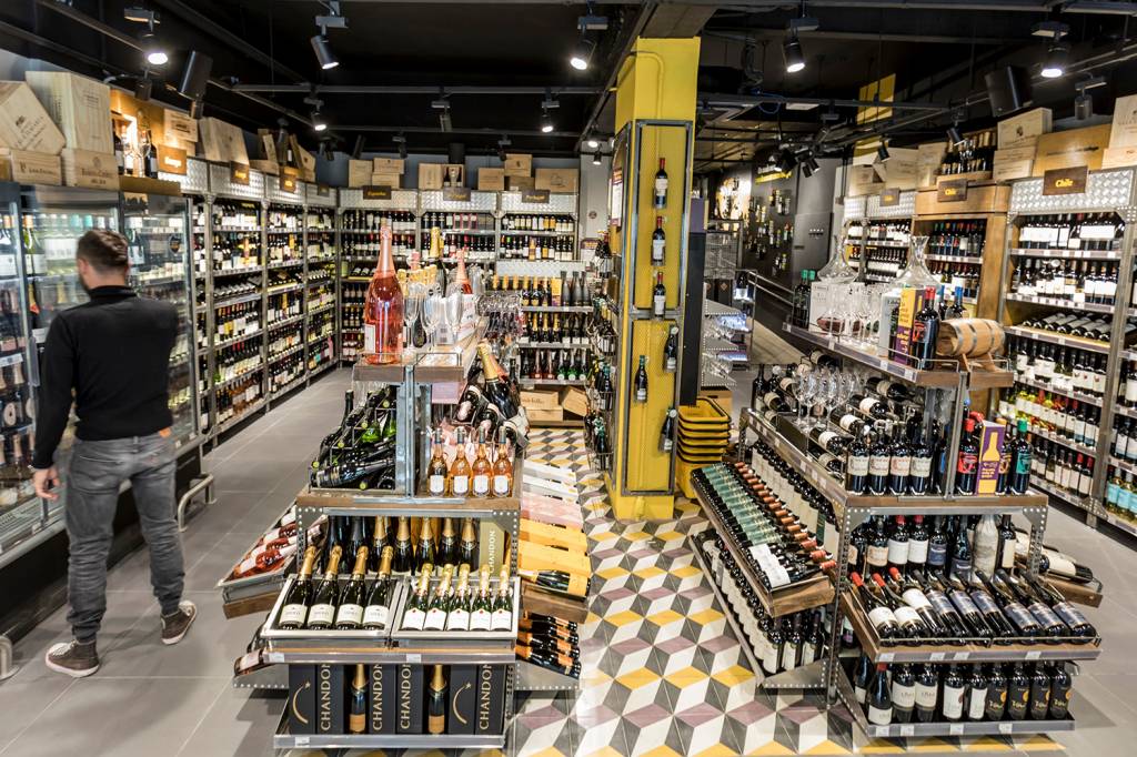 Ibovespa oscila durante a manhã e fica próximo da estabilidade