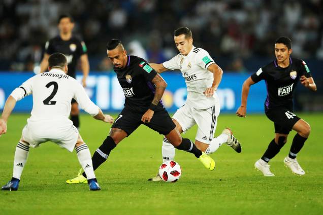 Caio, jogador do Al Ain, recebe marcação de Lucas Vazquez e Dani Carvajal, jogadores do Real Madrid, durante a final do Mundial de Clubes da FIFA - 22/12/2018 Caio, jogador do Al Ain, recebe marcação de Lucas Vazquez e Dani Carvajal, jogadores do Real Madrid, durante a final do Mundial de Clubes da FIFA - 22/12/2018