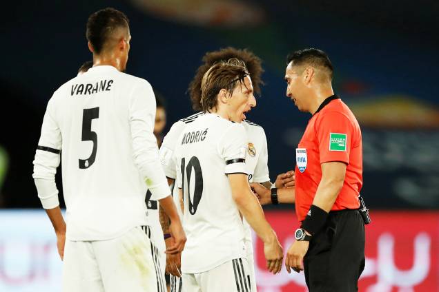 Luka Modric, do Real Madrid, conversa com o árbitro Jair Marrufo, durante partida contra o Al Ain, válida pela final do Mundial de Clubes da FIFA - 22/12/2018 Luka Modric, do Real Madrid, conversa com o árbitro Jair Marrufo, durante partida contra o Al Ain, válida pela final do Mundial de Clubes da FIFA - 22/12/2018