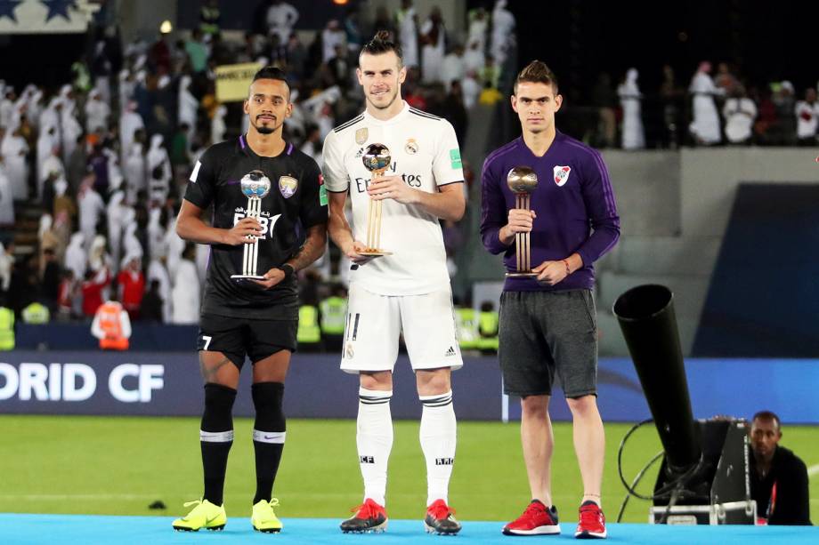 Gareth Bale (centro), jogador do Real Madrid, Caio Lucas (esq), jogador do Al-Ain e Rafael Borre (dir), do River Plate, posam para foto com os prêmios Bola de Ouro, Prata e Bronze respectivamente, do Mundial de Clubes da FIFA - 22/12/2018