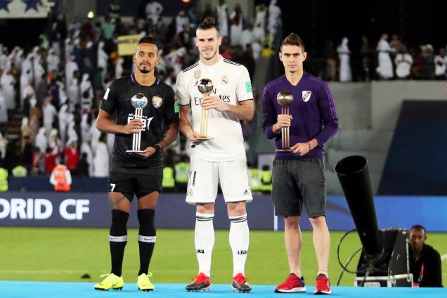 Gareth Bale (centro), jogador do Real Madrid, Caio Lucas (esq), jogador do Al-Ain e Rafael Borre (dir), do River Plate, posam para foto com os prêmios Bola de Ouro, Prata e Bronze respectivamente, do Mundial de Clubes da FIFA - 22/12/2018 Gareth Bale (centro), jogador do Real Madrid, Caio Lucas (esq), jogador do Al-Ain e Rafael Borre (dir), do River Plate, posam para foto com os prêmios Bola de Ouro, Prata e Bronze respectivamente, do Mundial de Clubes da FIFA - 22/12/2018
