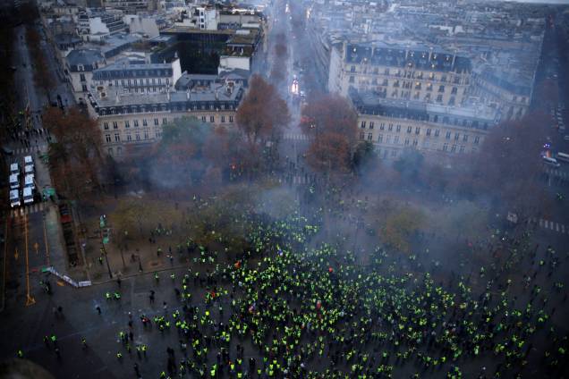 Vista aérea mostra confronto entre manifestantes de coletes amarelos e policiais durante um protesto contra medidas do governo francês - 01/12/2018 Vista aérea mostra confronto entre manifestantes de coletes amarelos e policiais durante um protesto contra medidas do governo francês - 01/12/2018