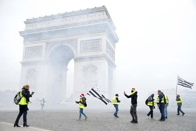 Uma nuvem de gás lacrimogêneo flutua proximo ao Arco do Triunfo, em Paris, enquanto manifestantes protestam contra a alta do preço dos combustíveis - 01/12/2018 Uma nuvem de gás lacrimogêneo flutua proximo ao Arco do Triunfo, em Paris, enquanto manifestantes protestam contra a alta do preço dos combustíveis - 01/12/2018