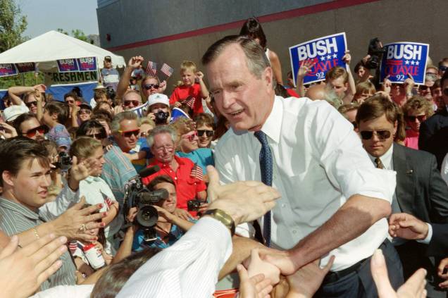 o presidente dos EUA, George Bush, aperta a mão de seus partidários quando ele chega a Reno, em Nevada - 05/08/1992 o presidente dos EUA, George Bush, aperta a mão de seus partidários quando ele chega a Reno, em Nevada - 05/08/1992